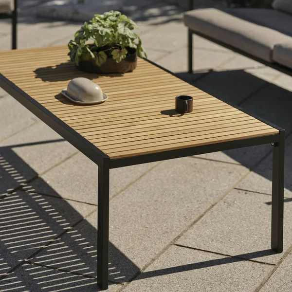 Salon de jardin en aluminium noir et teck (4 pièces) STOCKHOLM