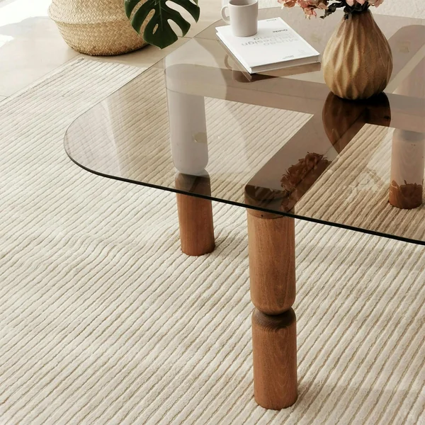 Table basse carrée en verre fumé - pieds bois marron sculpté BOMA