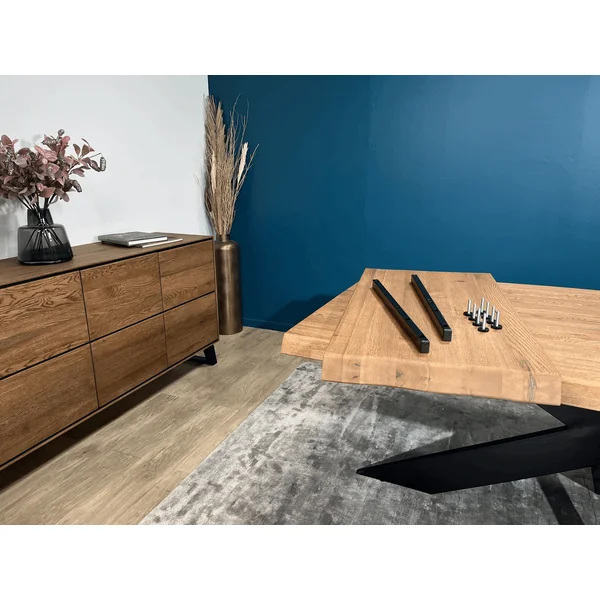 Table en chêne brun pied noir fin avec bords naturels 240 cm PALERME