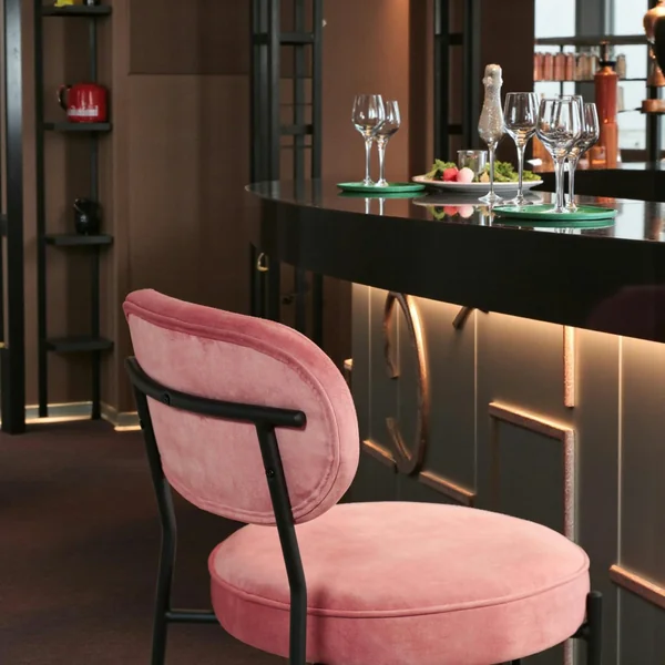 Tabouret de bar design en velours rose pâle FLORENCE (lot 2)